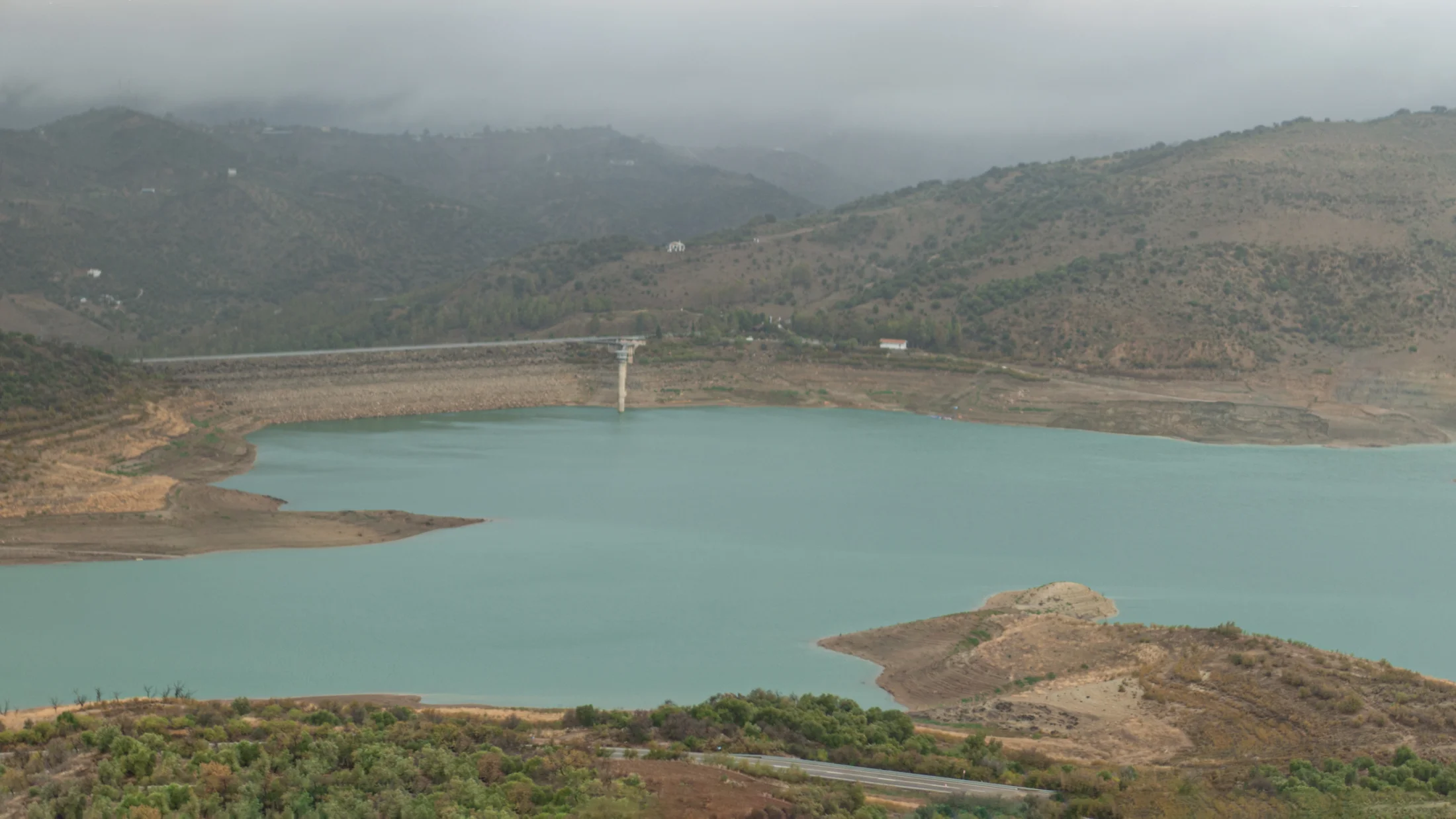 Zahara de la Sierra encaramada sobre su embalse turquesa, dentro del Parque Natural Sierra de Grazalema.