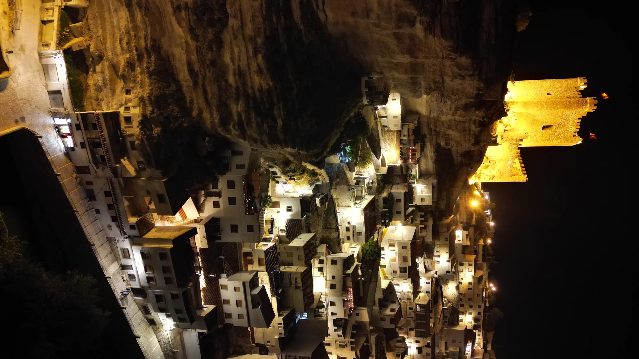 File:Alcalá del Júcar at night.jpg