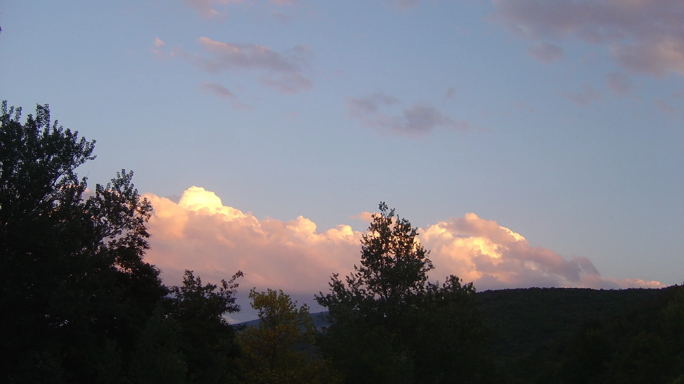 File:Nubes sobre Camero Viejo. España.jpg