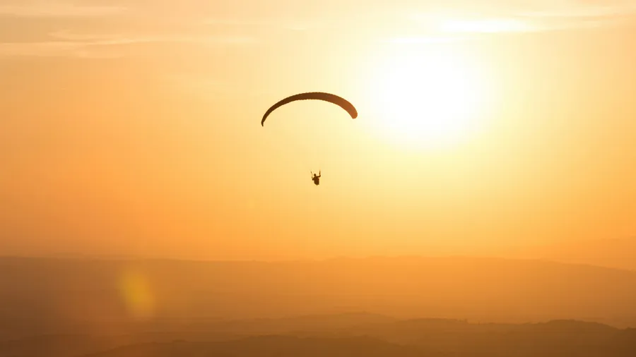 Parapente al atardecer en España