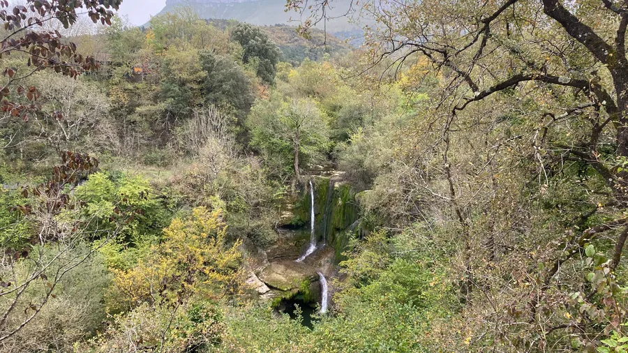 Cascada de Peñaladros en Las Merindades, mostrando la belleza natural de la región.