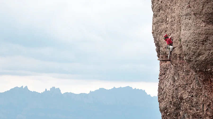 Bautismo de escalada en roca natural en Sierra Norte de Madrid