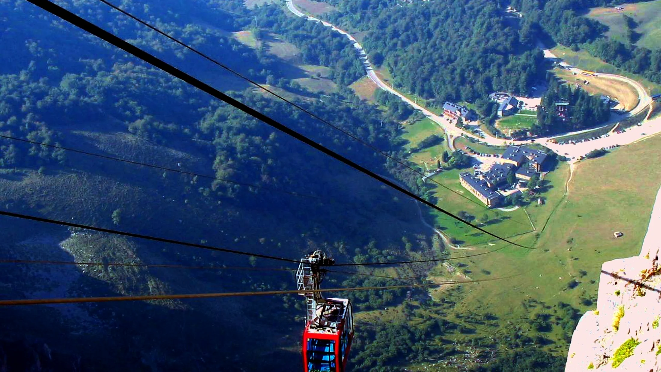File:Teleférico de Fuente Dé.jpg